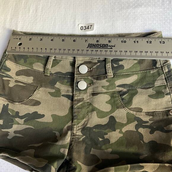 No Boundaries Women Summer Jean Shorts Denim size 26, Green Camo - Picture 2 of 8